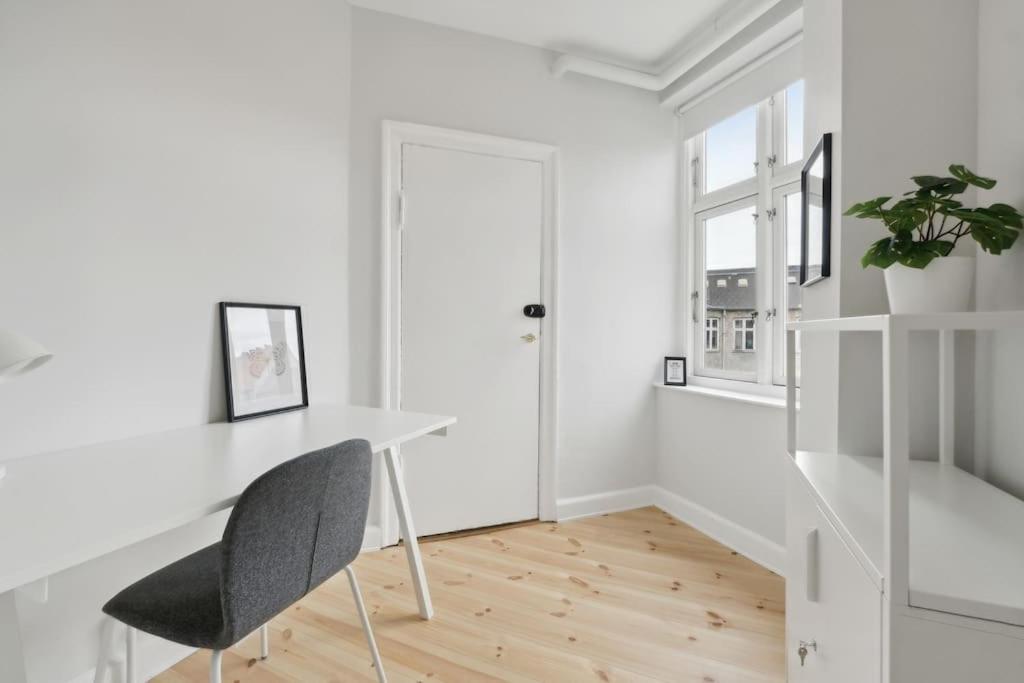 Bright With Balcony Close To Center Apartment Copenhagen
