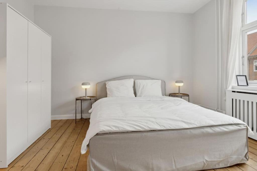 Bright With Balcony Close To Center Apartment *