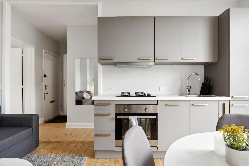 Apartment Bright With Balcony Close To Center *