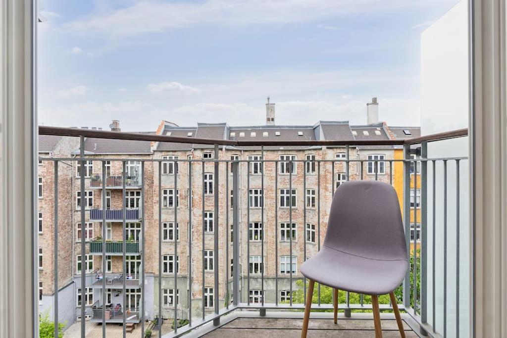 Bright With Balcony Close To Center *