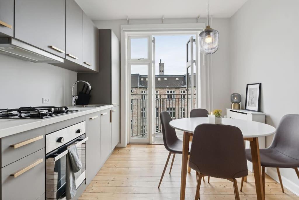 Apartment Bright With Balcony Close To Center